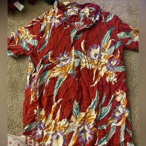 Super colorful Made in Hawaii shirt! Very soft, perfect for summer!